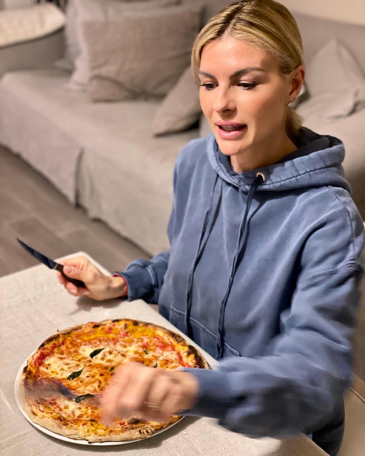 Martina Colombari Una vera 
storia  d’amore  
Ma quanto e’ buona la pizza???...