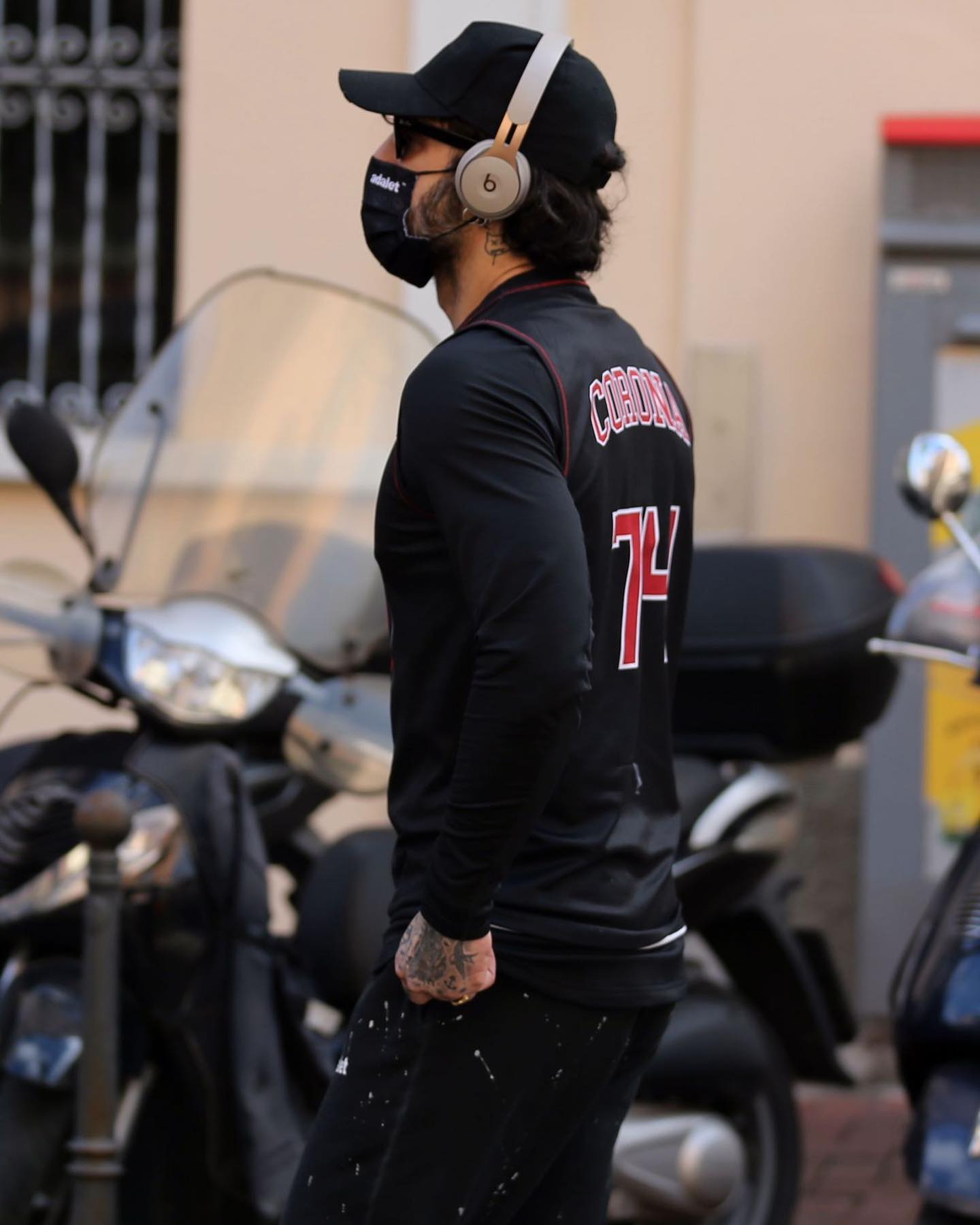 Fabrizio Corona QUEI 30 MINUTI ALLA SETTIMANA IN CUI ESCO DALLA MIA DETENZIONE , METTO LE CUFFIE...