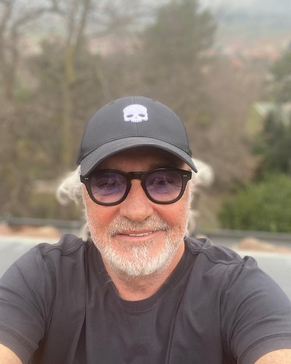 Flavio Briatore Ciao a tutti! Qualche giorno di pausa relax ci sta ogni tanto, siete d’accordo?...