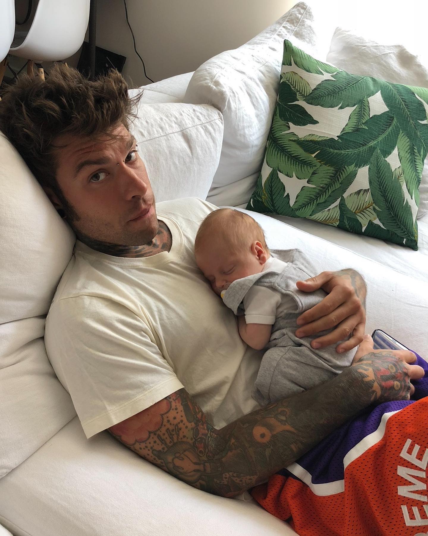 Fedez È nata!
Scherzo, è la foto di un giovane Lello con il suo giovane padre...