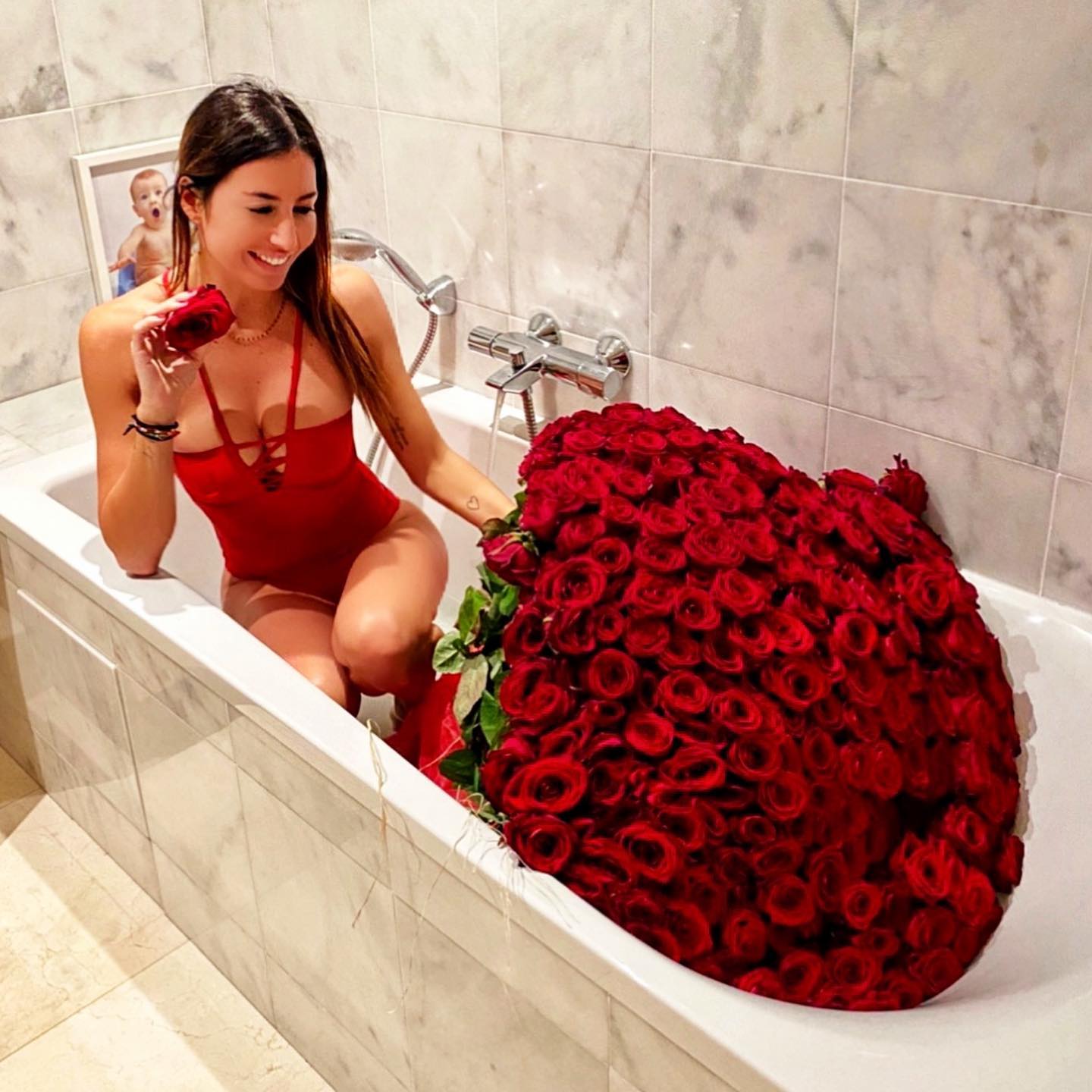 Elisabetta Gregoraci 300 red roses ...thanks.. chiunque tu sia ......