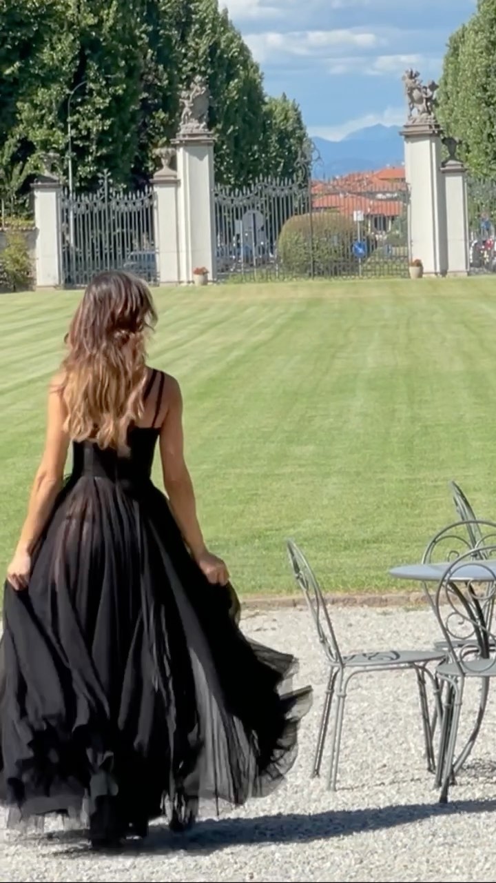 Elisabetta Canalis Chi mi segue nel castello?...