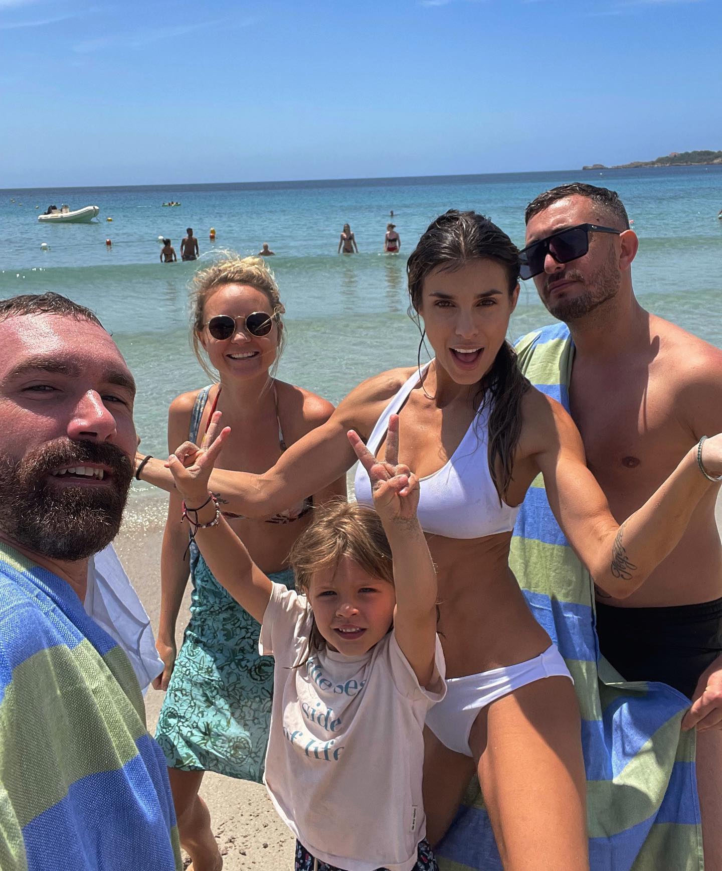 Elisabetta Canalis Quando sogni quell’immagine e quel momento tutto l’anno e poi… eccoci qui!

I ha...