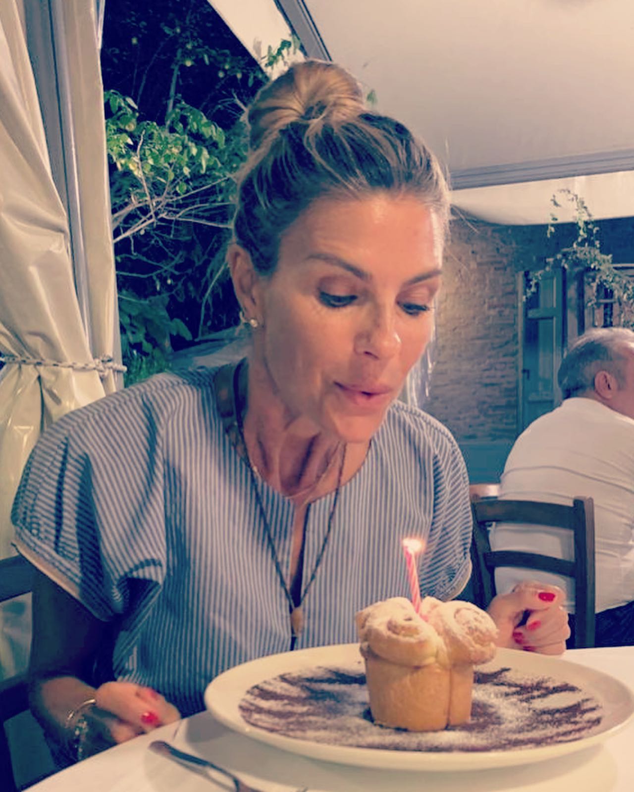 Martina Colombari E con questa torta ( la quarta ! ) son diventati 50 !!!  
Non scherziamo !!!
Son...