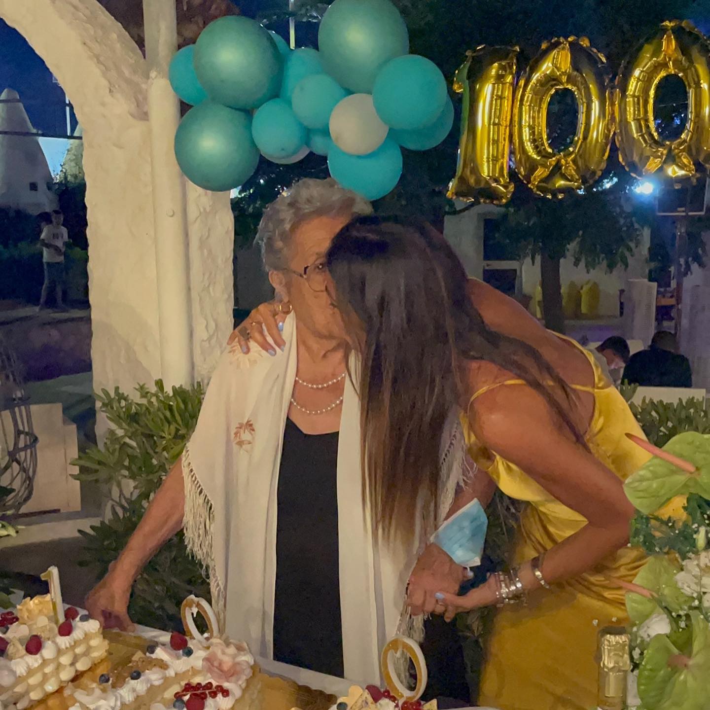 Elisabetta Gregoraci Tantissimi  auguri nonnina mia: sono 100.. Che traguardo bellissimo..che Dio ti ...