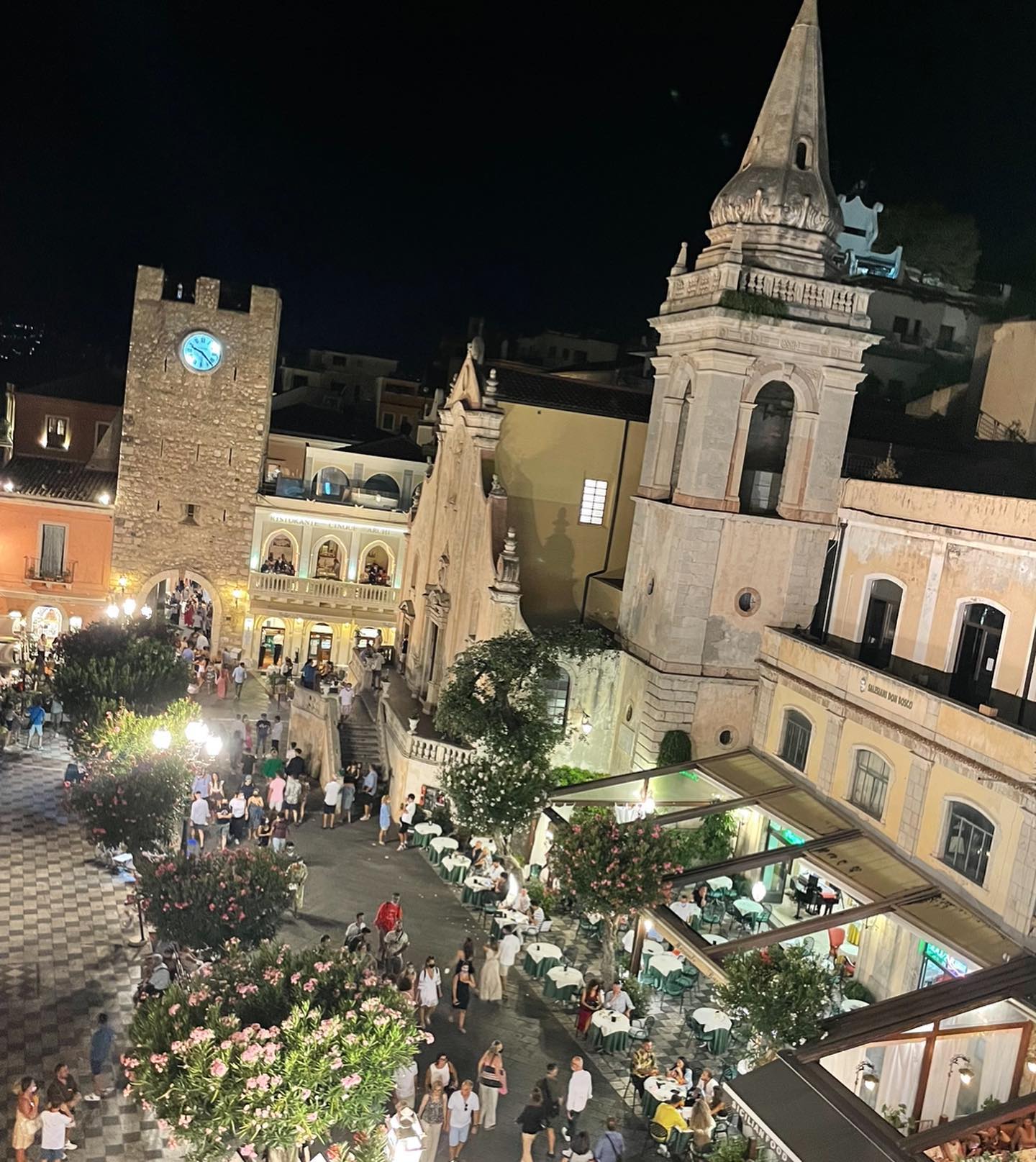 Elisabetta Gregoraci Alcune foto di qualche giorno fa a Taormina…dove con la mia mamma ho condiviso t...