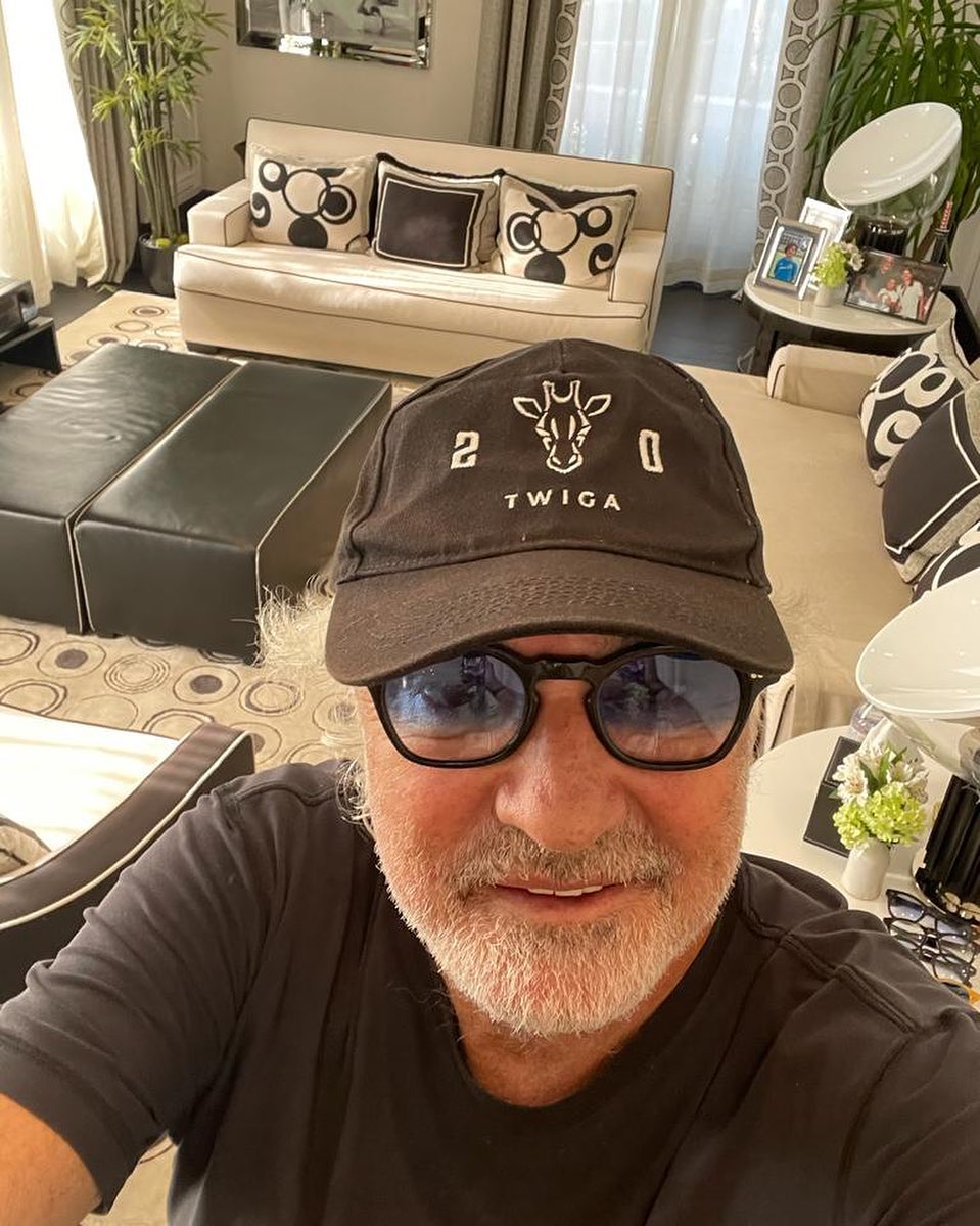 Flavio Briatore Oggi si lavora da casa.

Voi preferite lavorare da casa o in ufficio?...