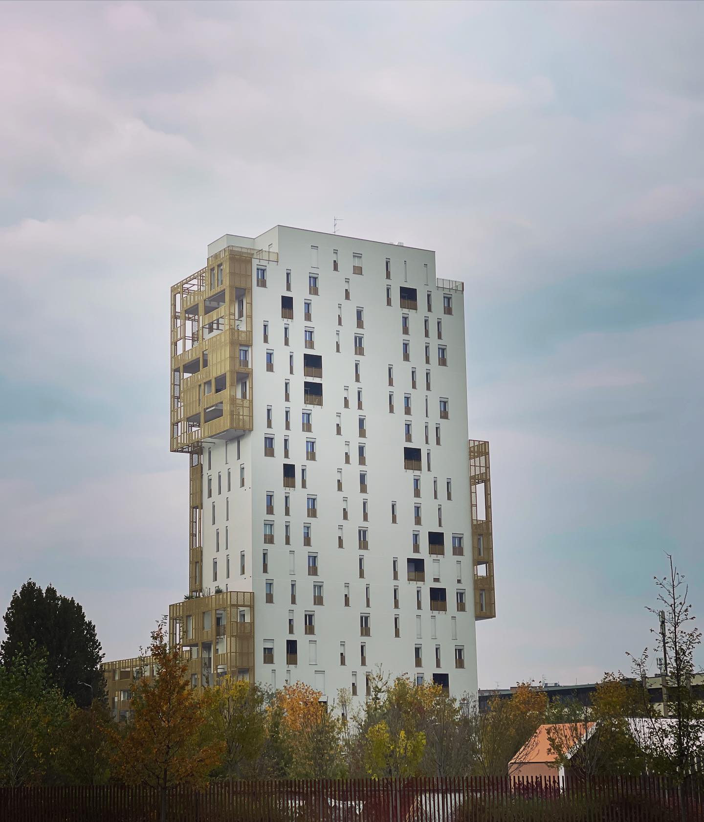 Selvaggia Lucarelli Questo è un palazzo venuto su nel giro di poco nella prestigiosa zona Citylife, ...