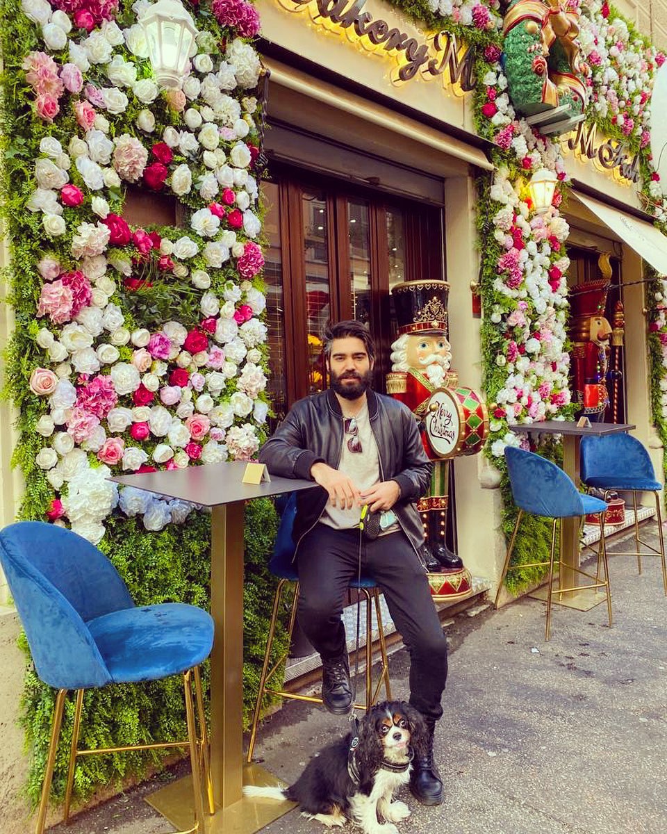 Selvaggia Lucarelli Un fiore finto è per sempre. (prima che me lo chiediate in massa, è la  a Roma P...