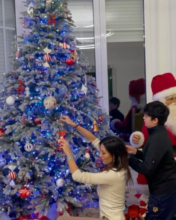 Elisabetta Gregoraci Fare l’albero di Natale è un momento a cui tengo tantissimo..ho dei bellissimi r...