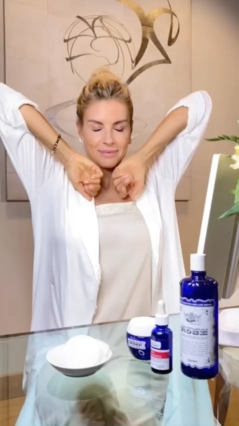 Martina Colombari La mia beauty routine in pochi e semplici passaggi?
1.Dopo aver deterso il viso ...