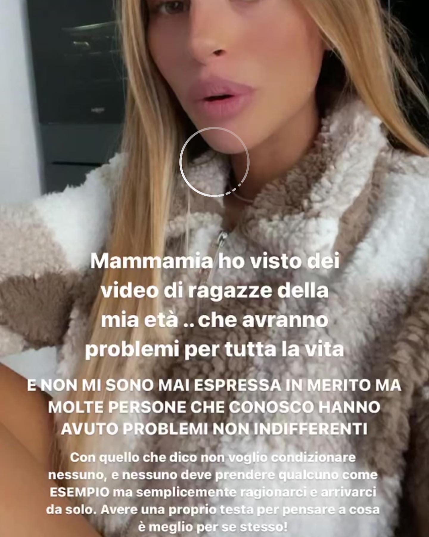 Selvaggia Lucarelli Chiara Nasti, 2 milioni di follower, ci spiega che è pieno di suoi coetanei rovi...