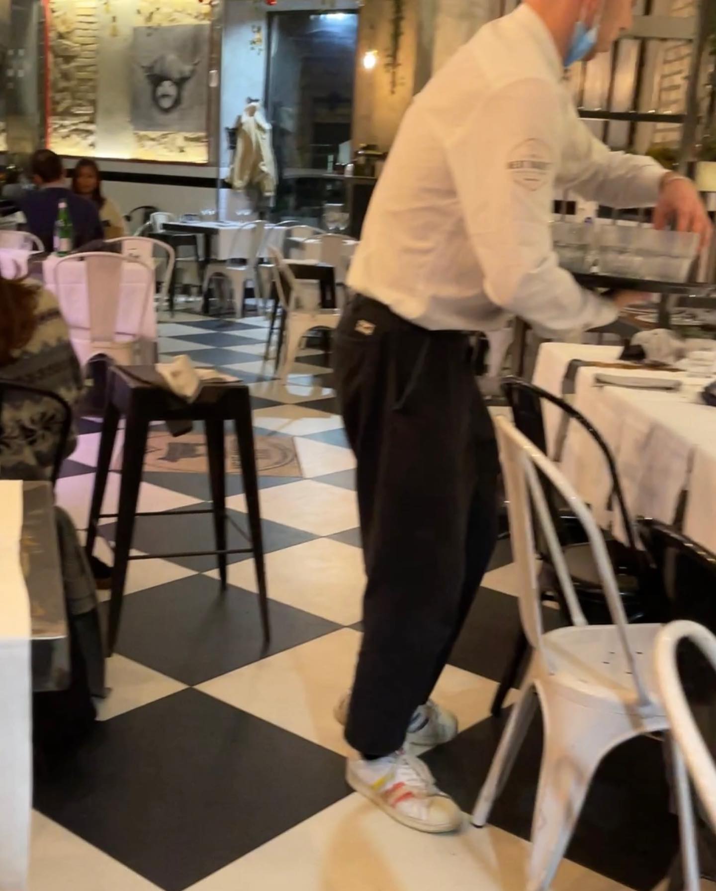 Selvaggia Lucarelli Famoso ristorante di carne a Testaccio. 
Nessuno ci chiede il green pass. 
Camer...