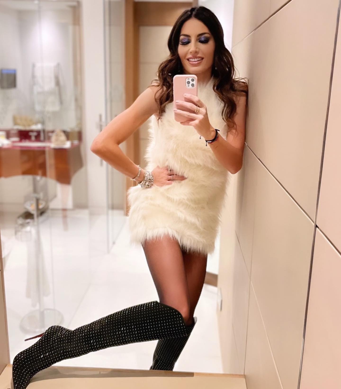 Elisabetta Gregoraci Stasera  alla prima dì “Super Eroi”  piume e paillettes per me 
.
.
.
Abito:  
S...