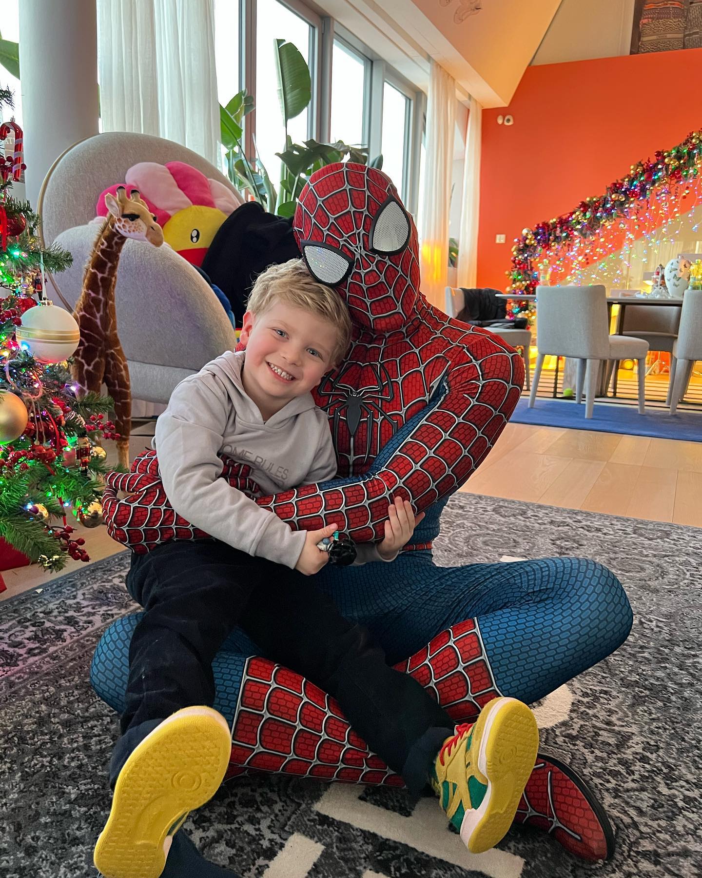 Fedez Quando preferisci Spider-Man a Babbo Natale 
Grazie di cuore  per questa belliss...