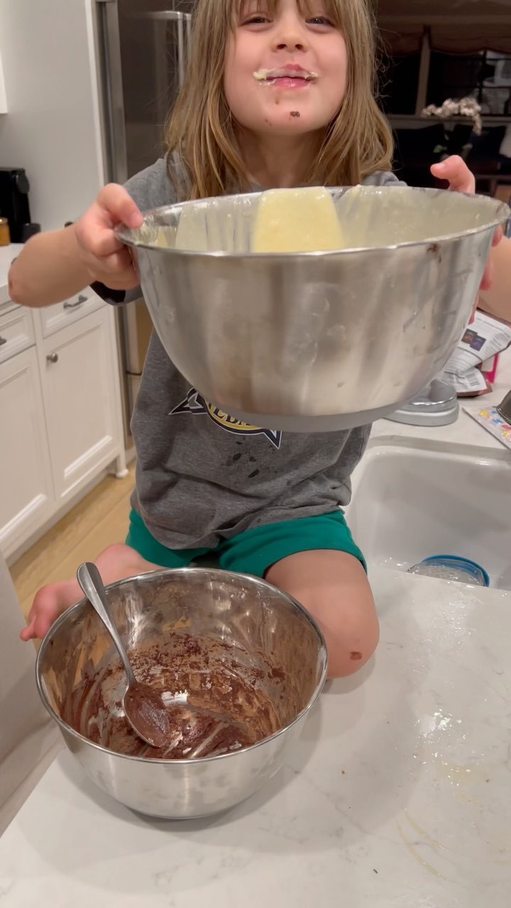 Elisabetta Canalis Oggi io e Skyler abbiamo deciso di rifare  una torta vista su Instagram. È venut...