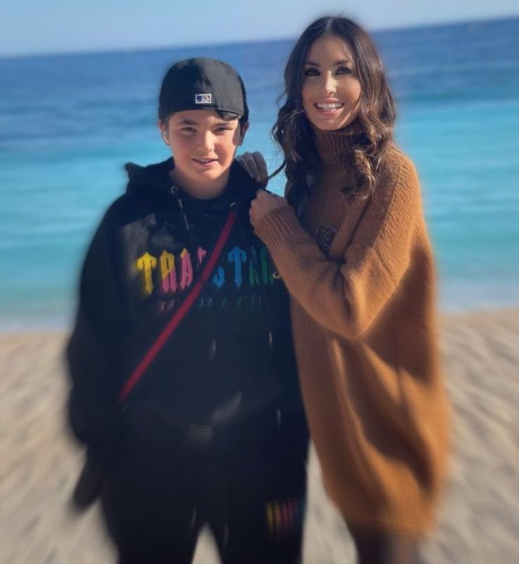 Elisabetta Gregoraci Family Time: spaghetto alle vongole e passeggiatina in riva al mare accompagnati...