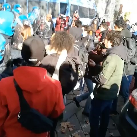 Selvaggia Lucarelli Ieri poche centinaia di studenti a Milano e Torino hanno manifestato contro l’al...