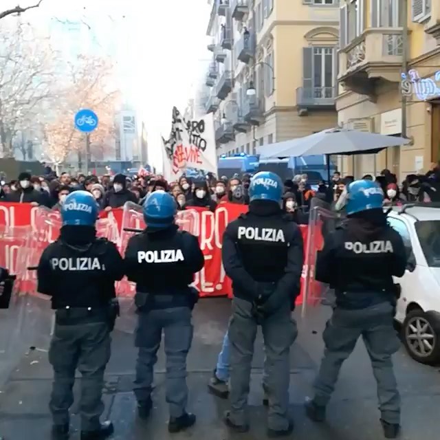 Selvaggia Lucarelli Ieri poche centinaia di studenti a Milano e Torino hanno manifestato contro l’al...