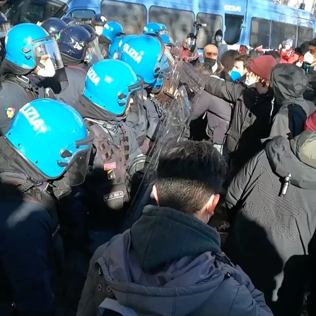 Selvaggia Lucarelli Ieri poche centinaia di studenti a Milano e Torino hanno manifestato contro l’al...