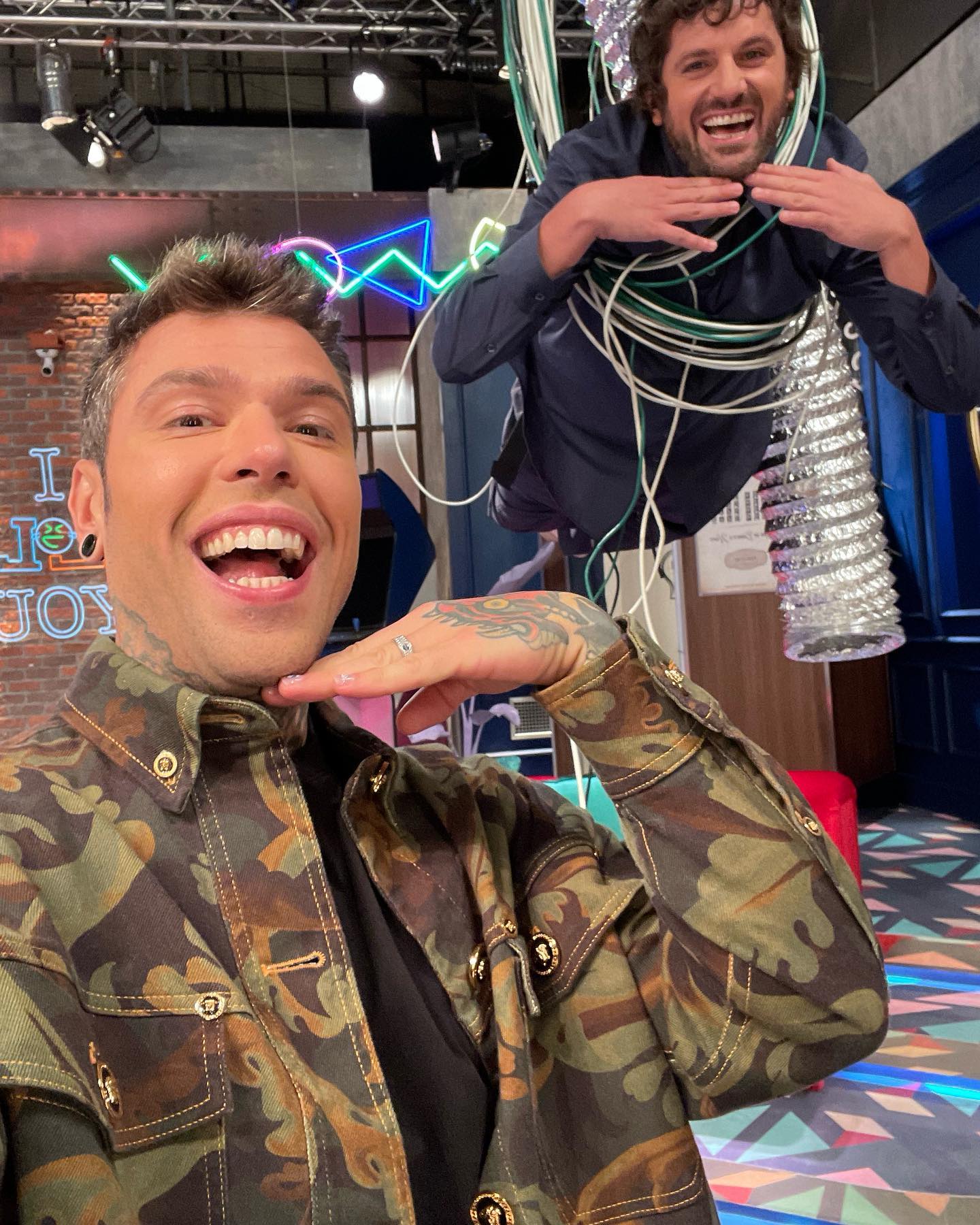 Fedez Un po' di foto random dal set di LOL2
Spero vi abbia regalato un po’ di spensier...