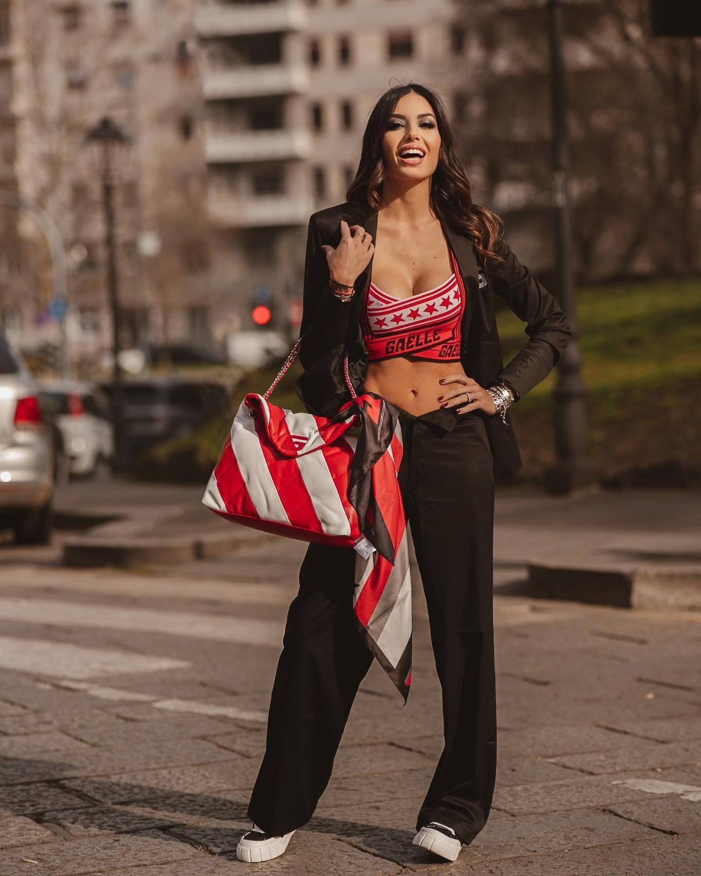 Elisabetta Gregoraci Buon pomeriggio a voi  
Oggi un po' rock con il look di  dei colori della squadr...