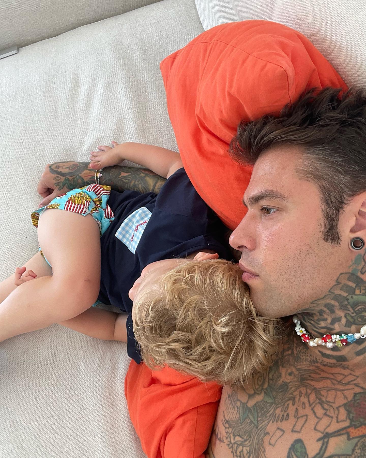 Fedez Tanti auguri amore mio, oggi voglio solo dirti grazie.
Grazie per aver riempito ...