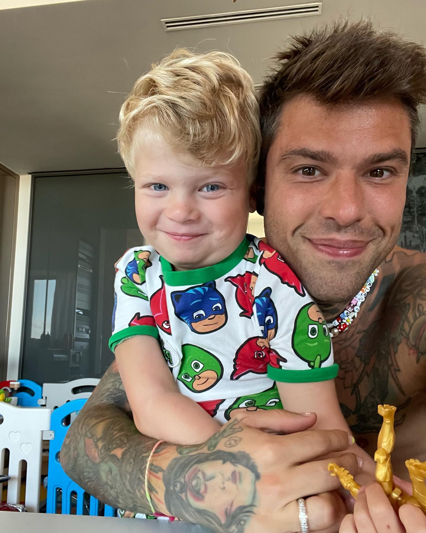 Fedez Tanti auguri amore mio, oggi voglio solo dirti grazie.
Grazie per aver riempito ...