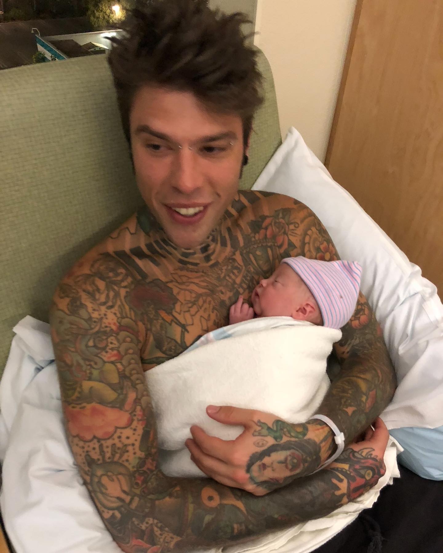 Fedez Tanti auguri amore mio, oggi voglio solo dirti grazie.
Grazie per aver riempito ...