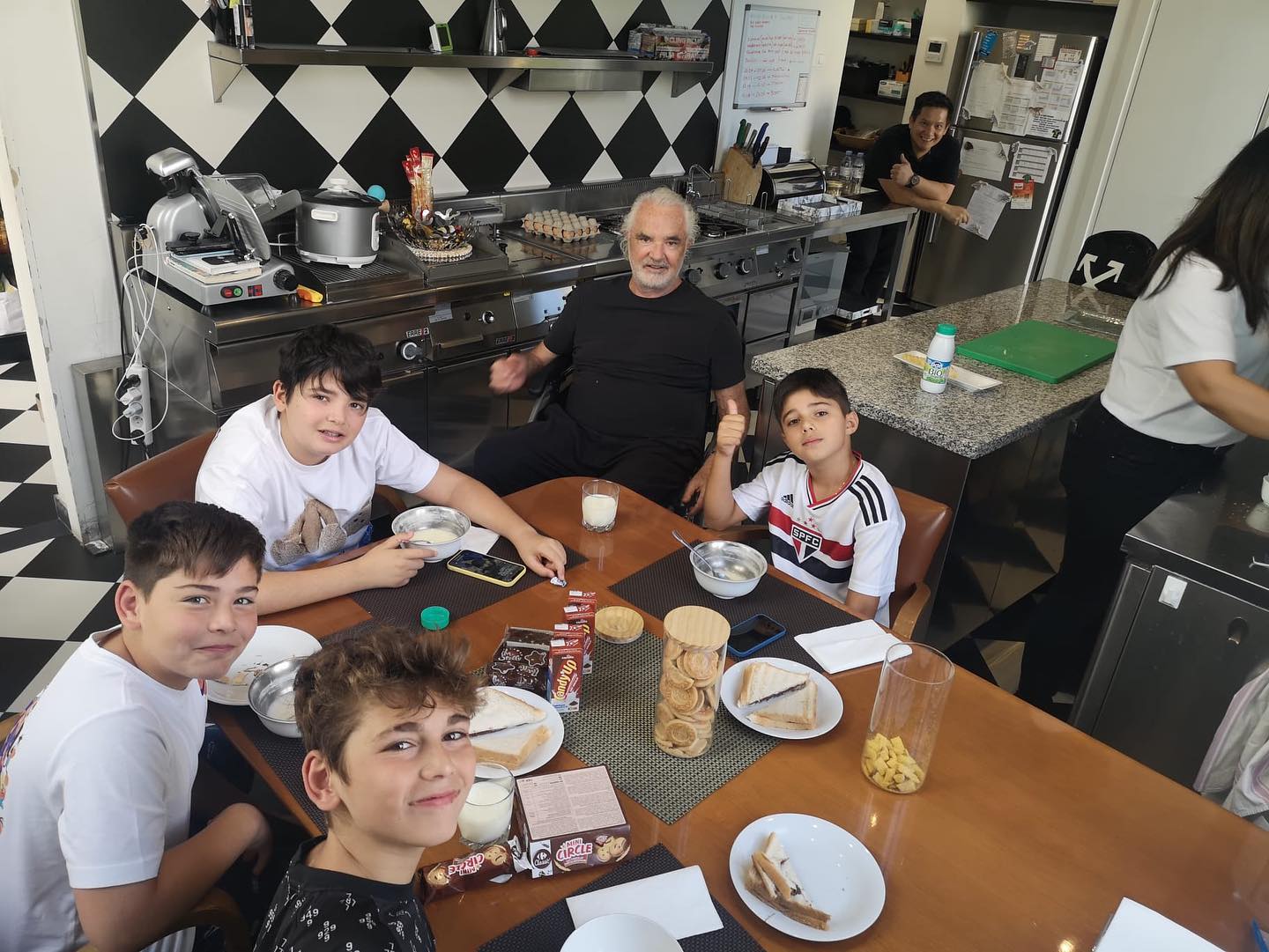 Flavio Briatore Breakfast in cucina con i monelli

Breakfast in the kitchen with the little scou...