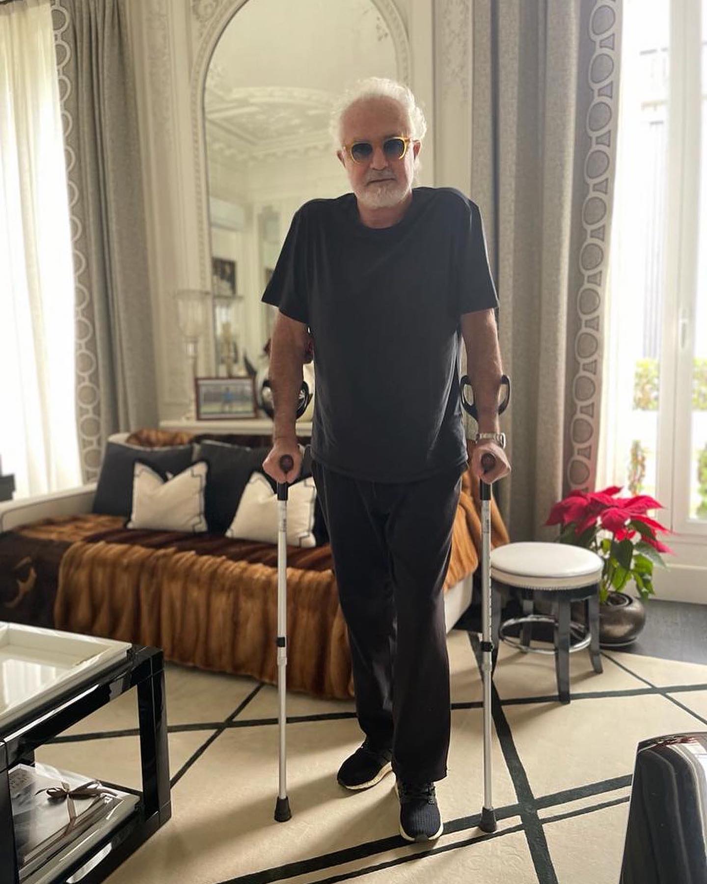 Flavio Briatore Miglioriamo ogni giorno… adesso stampelle!
Improving every day… now on crutches!...