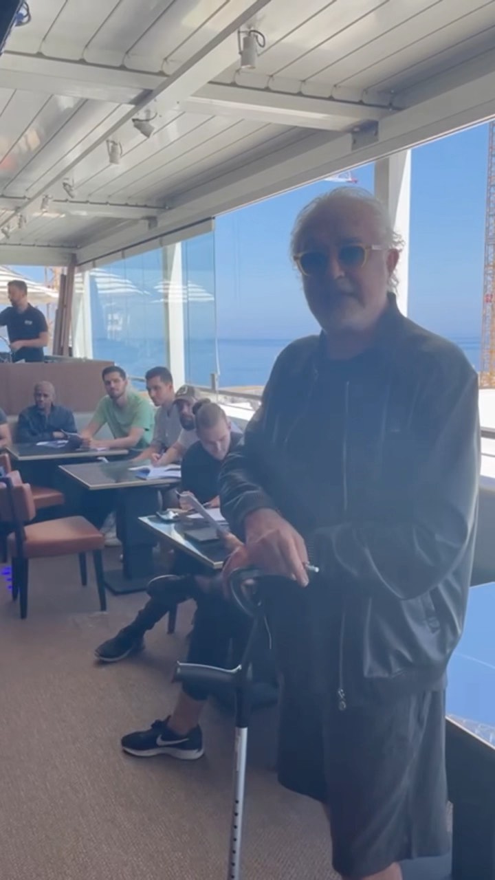 Flavio Briatore Ultime fasi del training del personale di  , che aprirà’ la prossima settimana!...