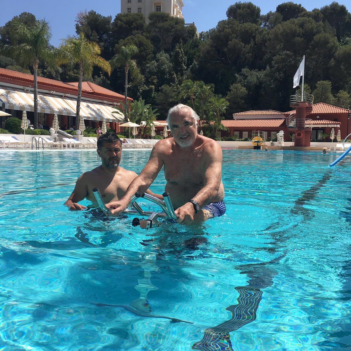 Flavio Briatore Bicicletta in piscina, parte del programma di riabilitazione...