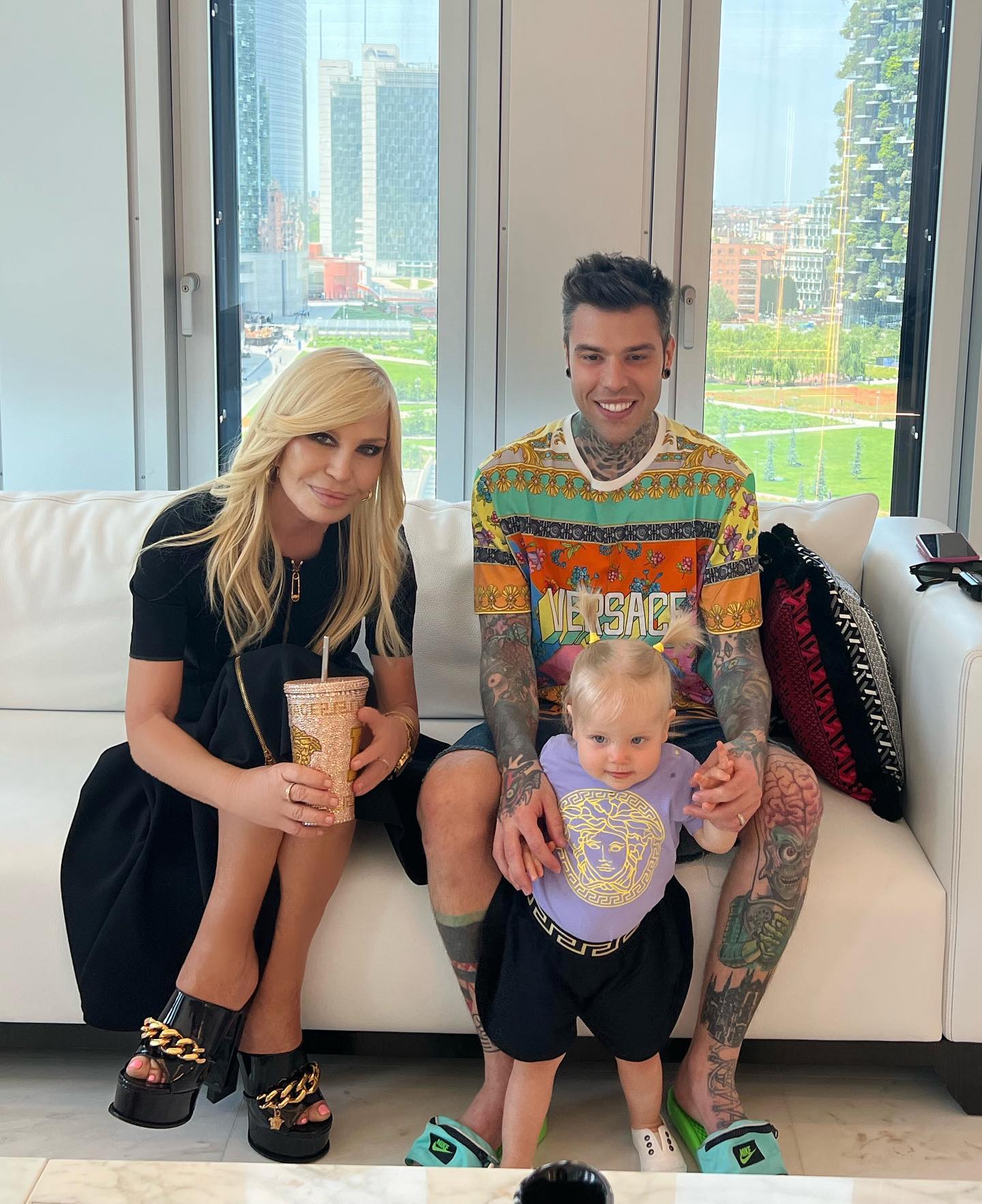 Fedez Vittoria meets zia Donatella...