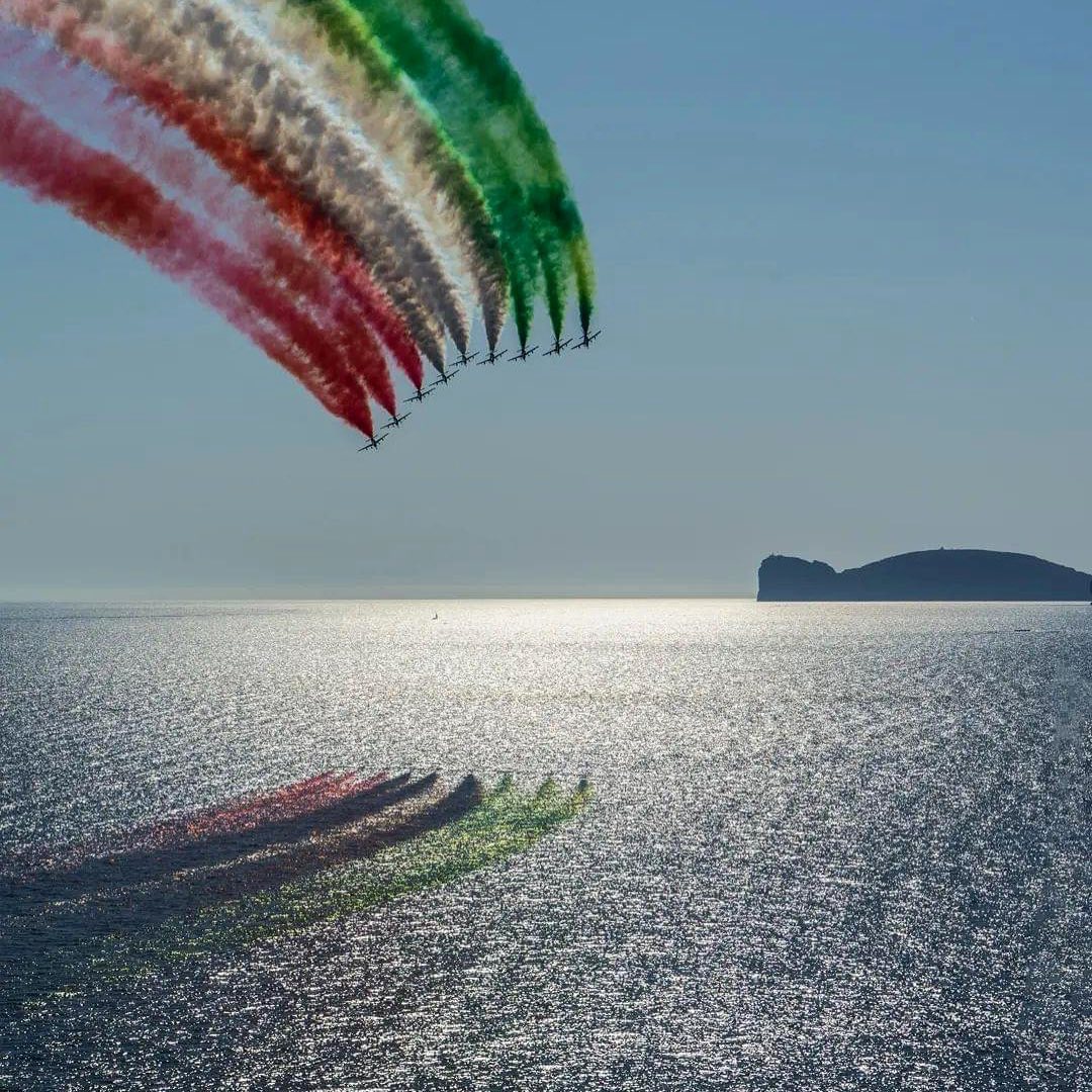 Elisabetta Canalis Le Frecce Tricolori ,fotografia scattata ad Alghero ed inviatami da mia mamma  ,...