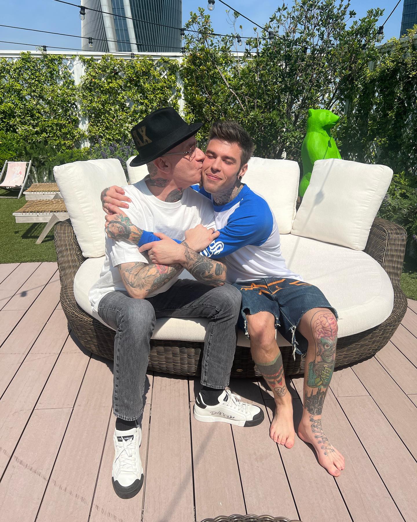 Fedez Ed eccoci qua, con un po’ di capelli bianchi in più, due padri, due mariti e for...