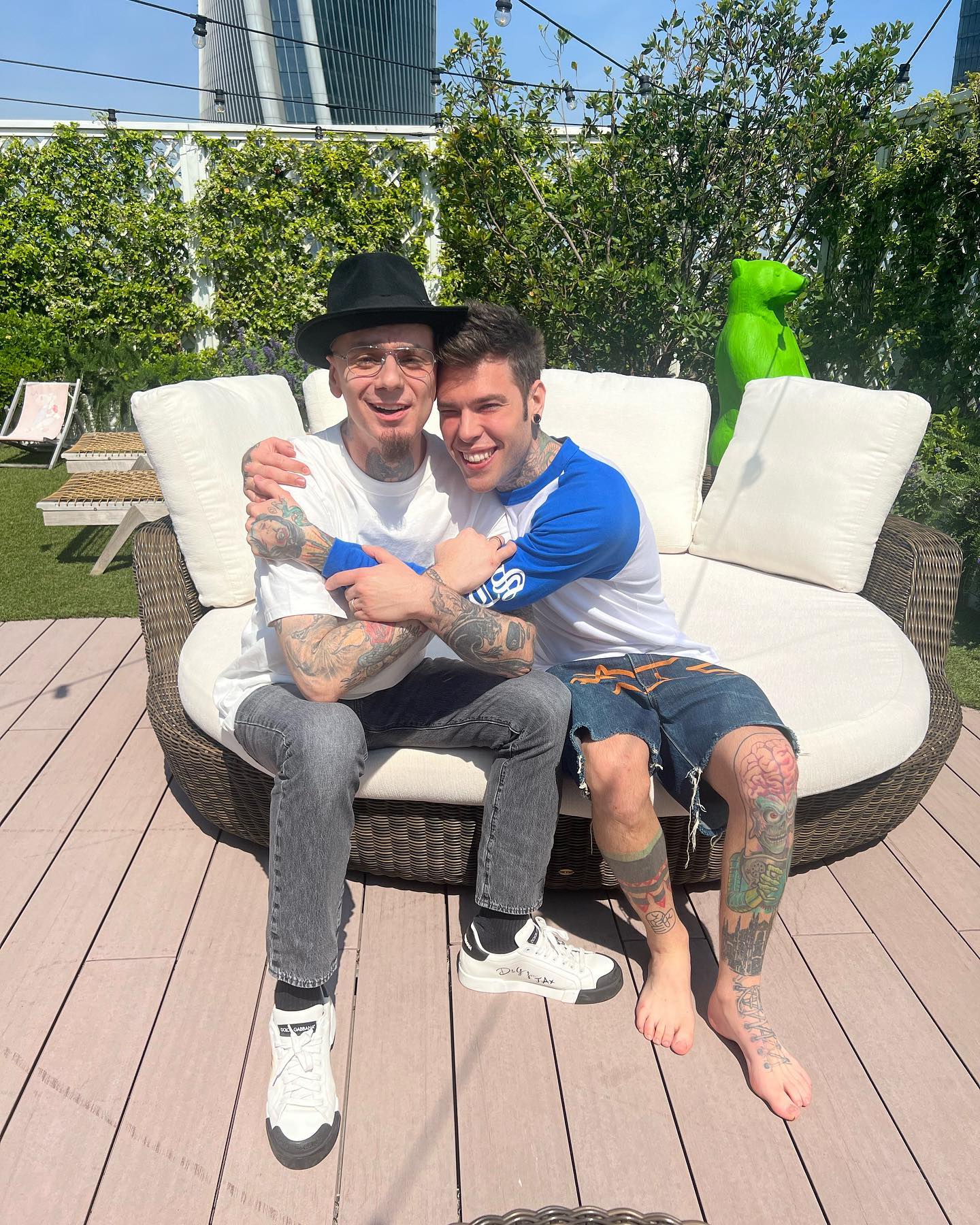 Fedez Ed eccoci qua, con un po’ di capelli bianchi in più, due padri, due mariti e for...