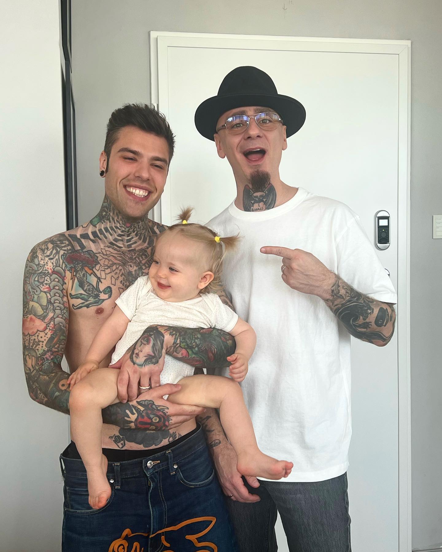 Fedez Ed eccoci qua, con un po’ di capelli bianchi in più, due padri, due mariti e for...