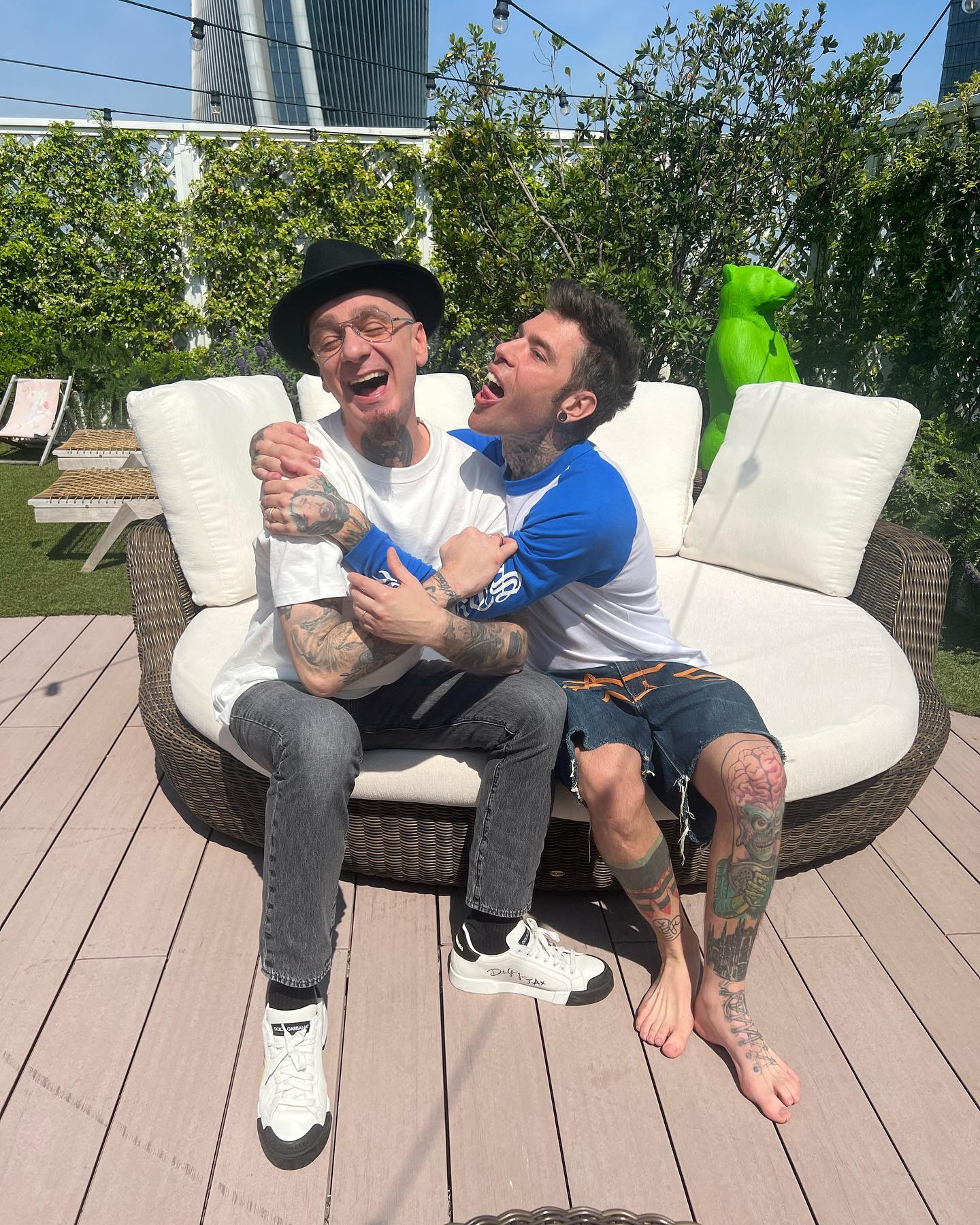 Fedez Ed eccoci qua, con un po’ di capelli bianchi in più, due padri, due mariti e for...