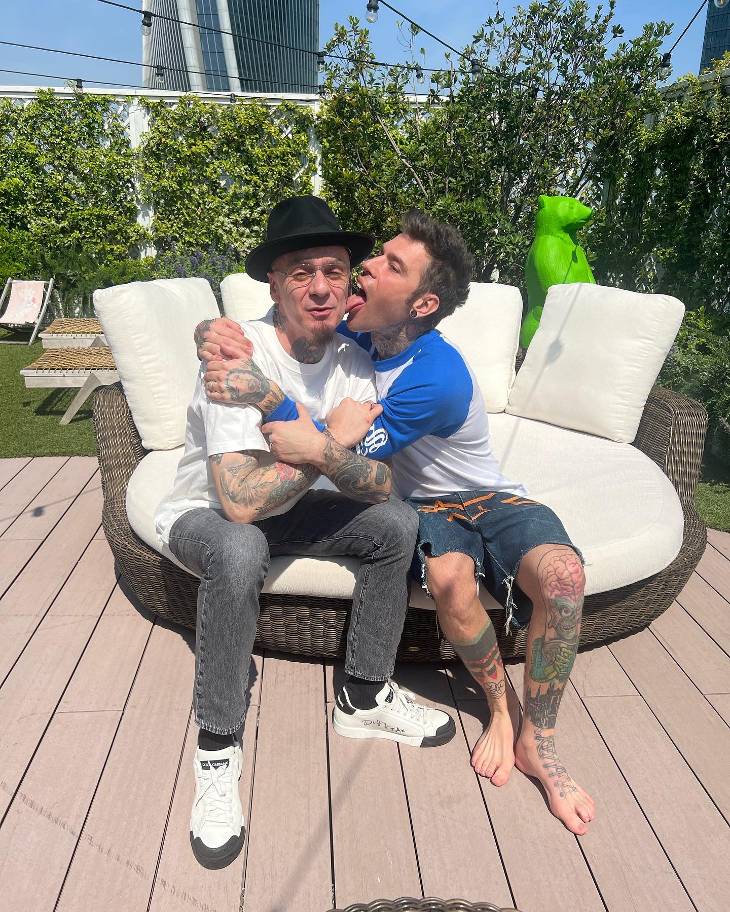 Fedez Ed eccoci qua, con un po’ di capelli bianchi in più, due padri, due mariti e for...