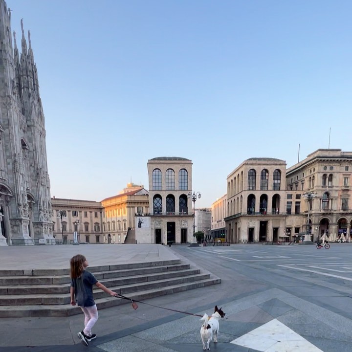 Elisabetta Canalis Sometimes I love jet-lag 
Milano stamattina, buongiorno!...