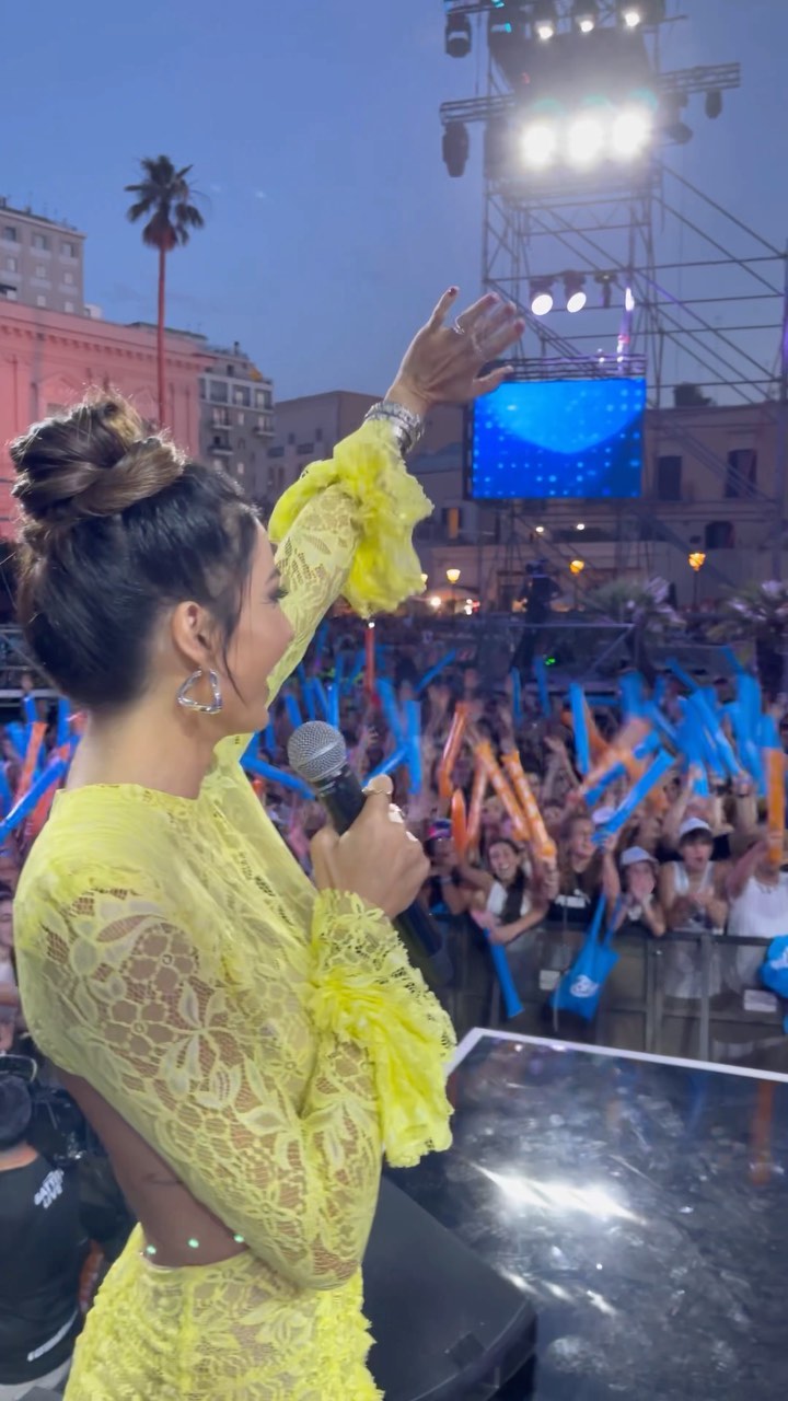 Elisabetta Gregoraci Grazie Bari per il vostro calore!

Questa è solo una parte che vedrete il 5 Lugl...