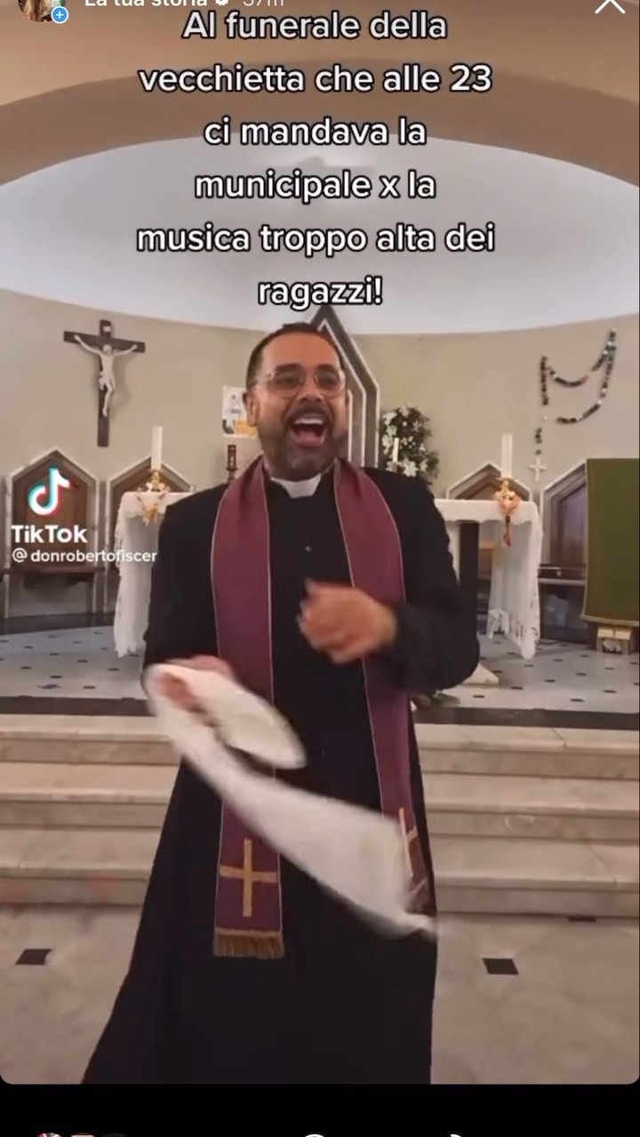 Selvaggia Lucarelli Don Roberto Fiscer è un sacerdote di Genova con un profilo TikTok che è un grand...