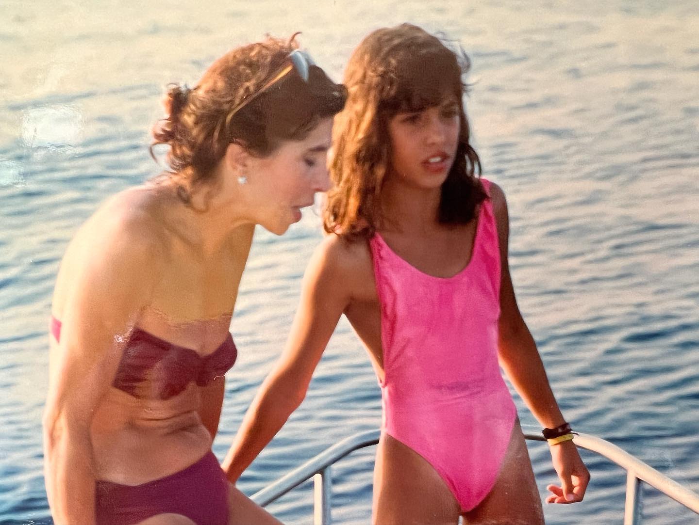 Elisabetta Canalis Come eravamo
1987 vs 2022
Migliori amiche, compagne di classe dalle elementari e...