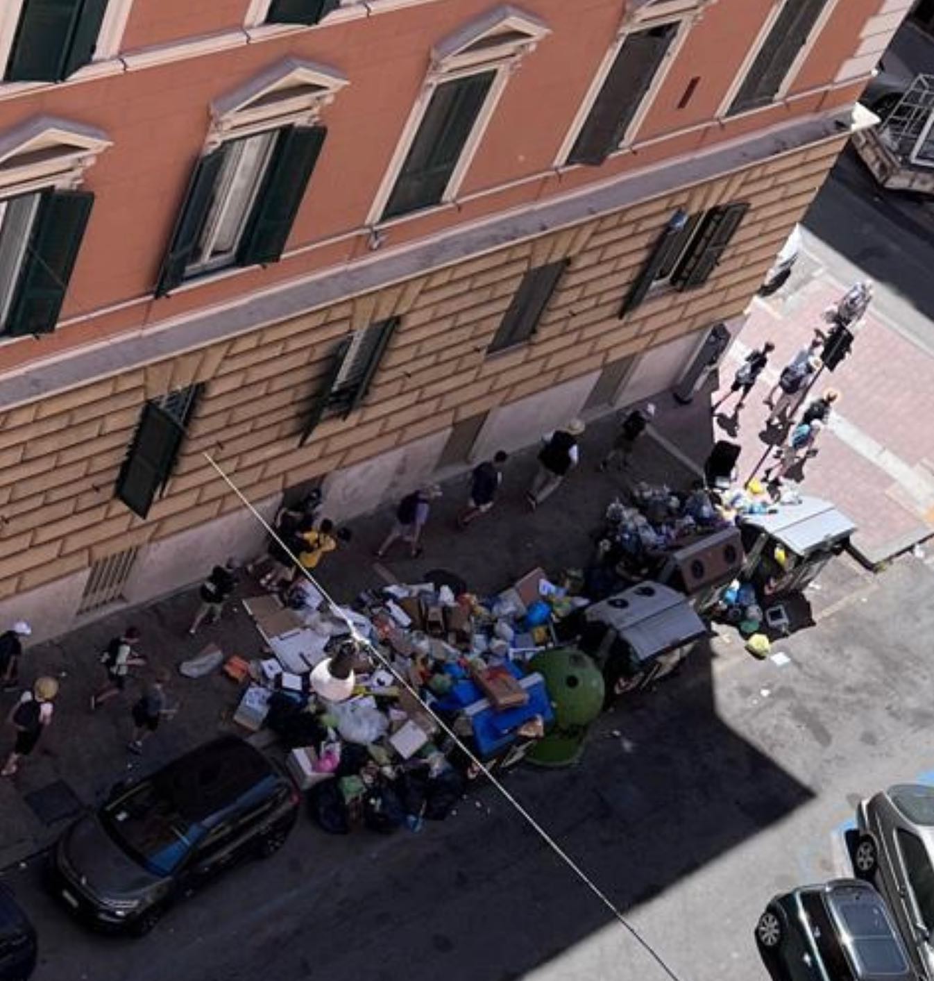 Selvaggia Lucarelli Questa è un’immagine di Roma Prati, oggi. E quelli sono turisti che fanno slalom...