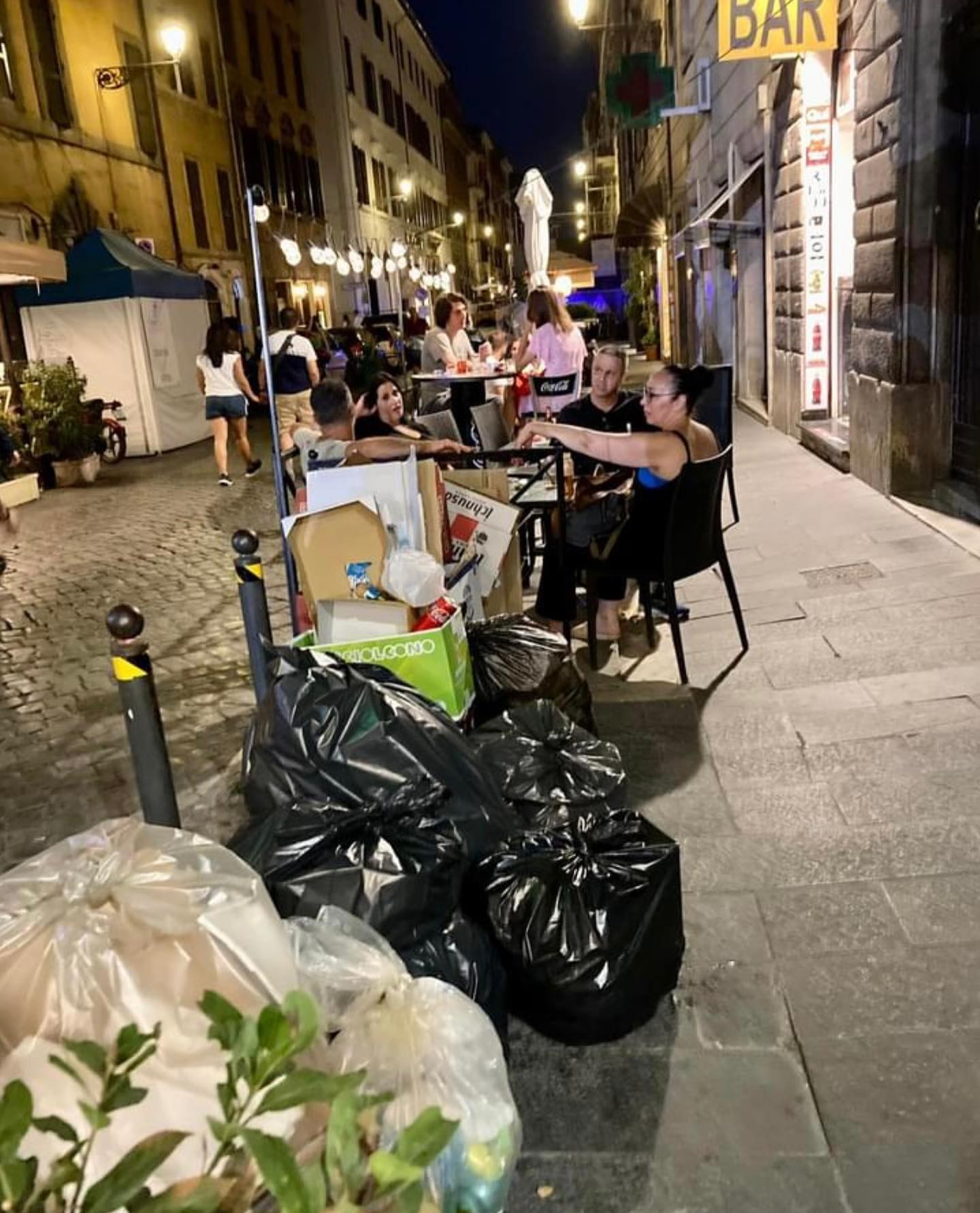 Selvaggia Lucarelli Una mia amica ha girato questo video (siamo a Roma Prati) in cui si nota con qua...