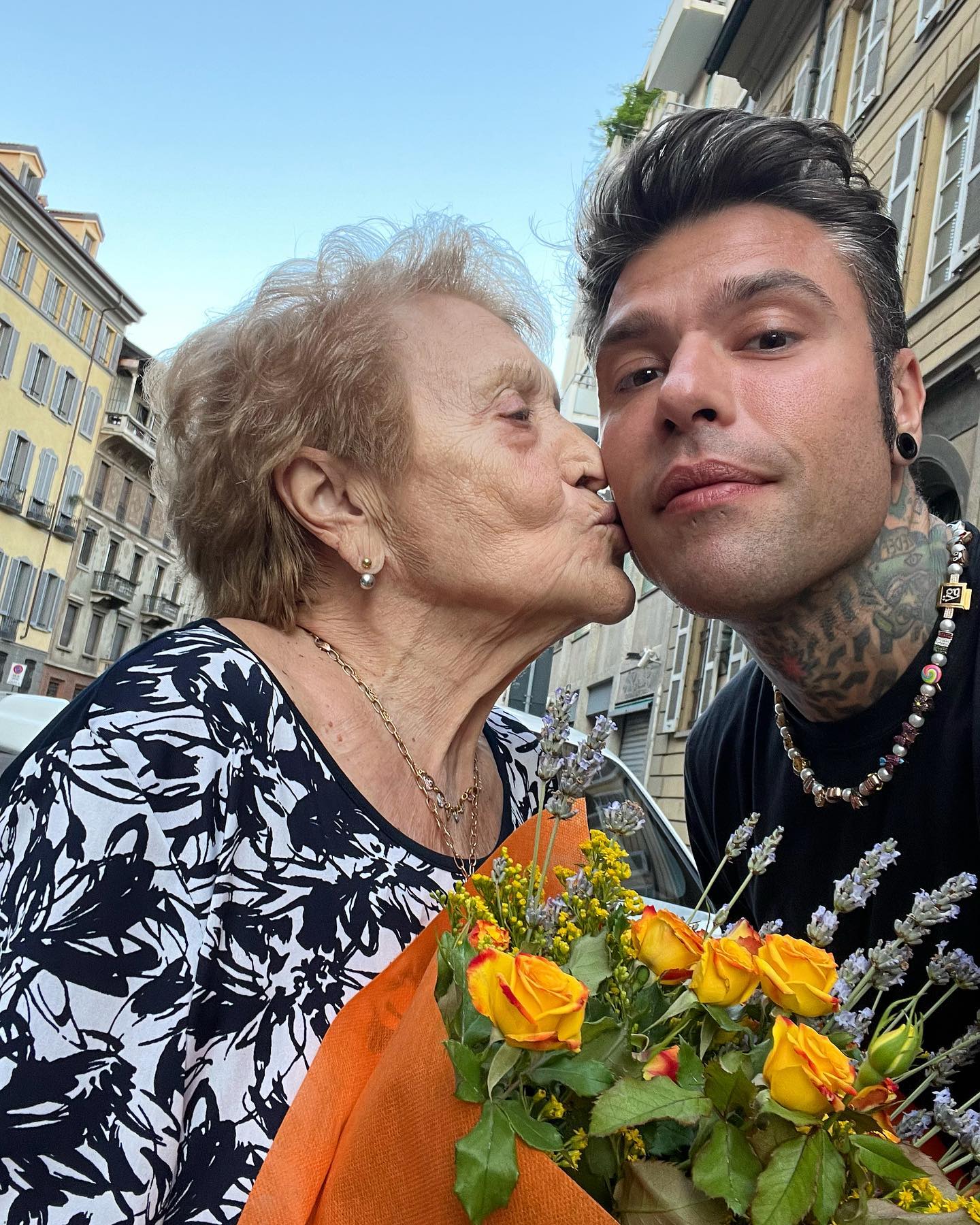 Fedez Cena romantica con la nonna...