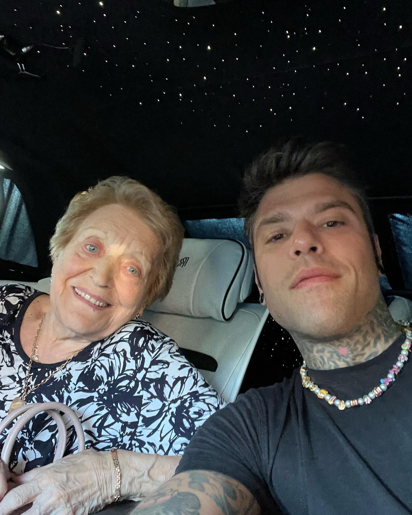 Fedez Cena romantica con la nonna...