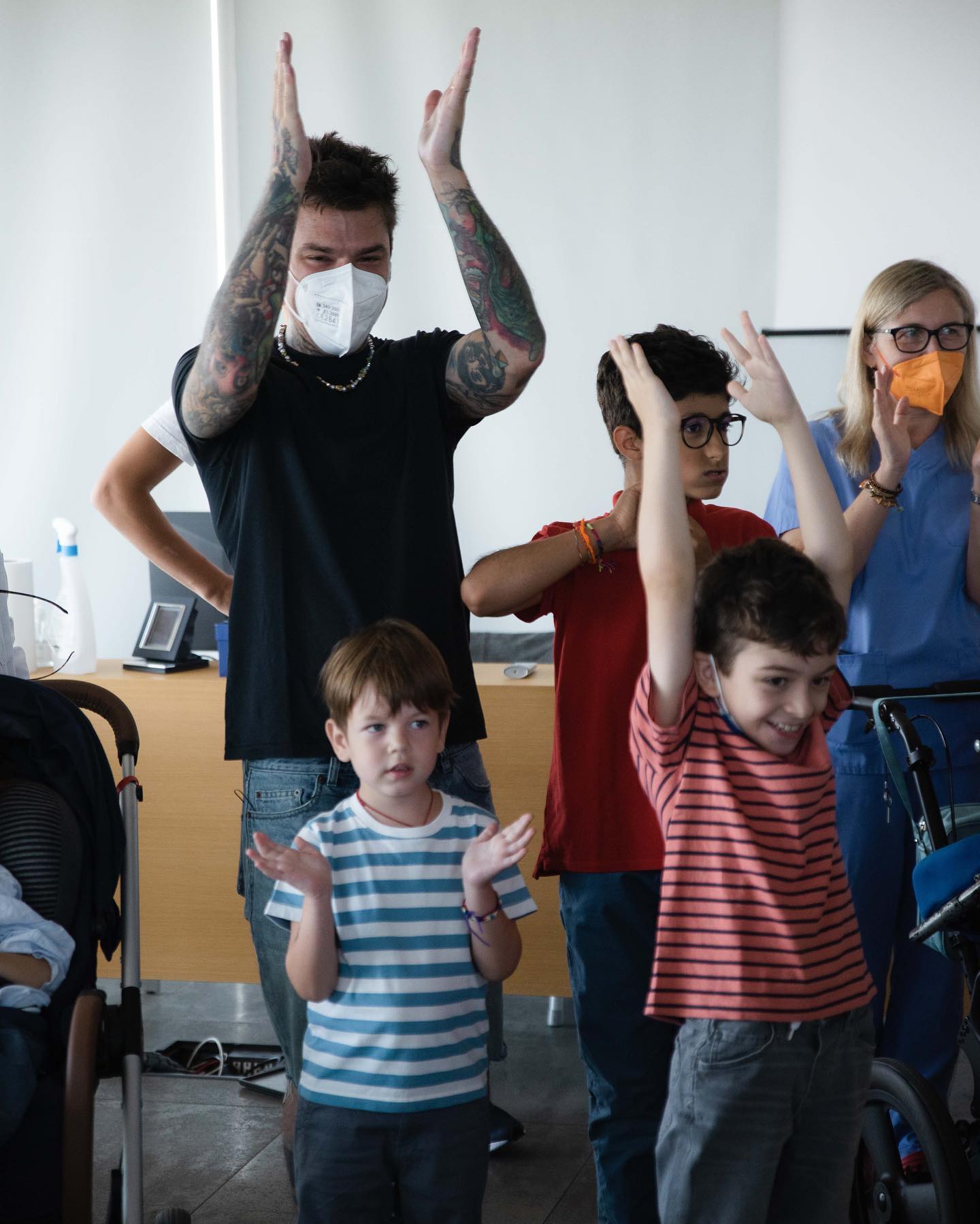 Fedez Oggi sono andato a trovare i bambini e le bambine di  per consegnare l’assegno d...