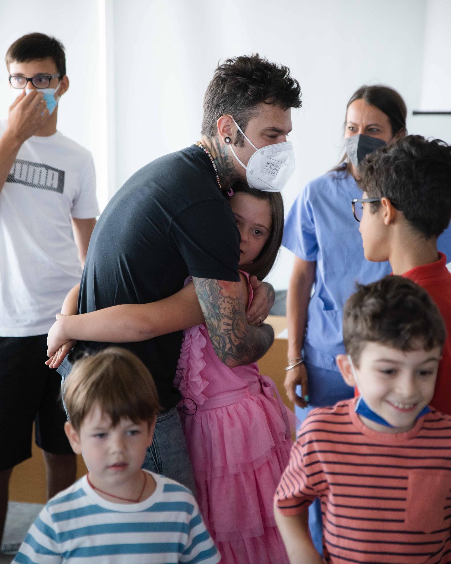 Fedez Oggi sono andato a trovare i bambini e le bambine di  per consegnare l’assegno d...